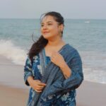 Neha Menon Instagram - Comment a caption!? 🌊🤎 . . Thanks @ka.yazhi for the comfortable kutti set ever!♥️