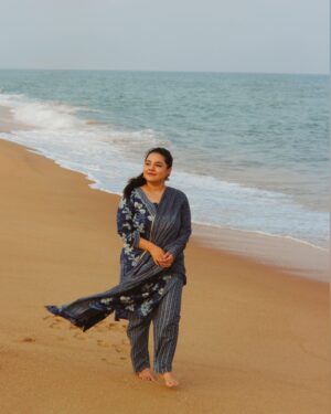 Neha Menon Instagram - Me and the ocean: Love at first sight🌊🤎
.
.
Kurti set from: @ka.yazhi ♥️