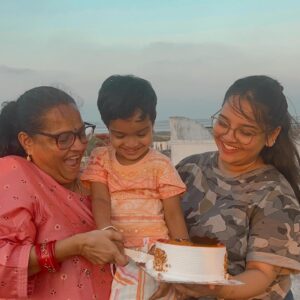 Neha Menon Instagram - Ini oru jenmam eduthu vandhalum, 
Un magal aagum varam tharuvai🌍♥️
HAPPY BIRTHDAY MUMMY♥️🫂 #grateful