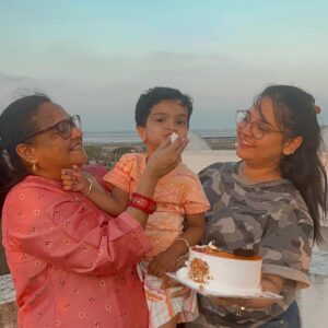 Neha Menon Instagram - Ini oru jenmam eduthu vandhalum, 
Un magal aagum varam tharuvai🌍♥️
HAPPY BIRTHDAY MUMMY♥️🫂 #grateful