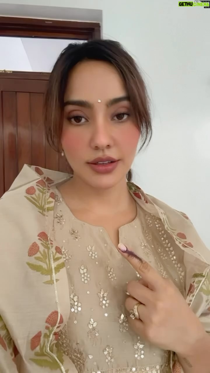 Neha Sharma Instagram - एक जागरूक नागरिक के रूप में वोट करना हमारा अधिकार और कर्तव्य दोनों है। आज मैंने वोट करके लोकतंत्र के महापर्व में अपनी भागीदारी सुनिश्चित की है। मैं भागलपुर के लोगों और पूरे देश में जहां जहां वोटिंग हो रही है वहां के लोगो से अपील करती हूं सभी लोग वोट जरूर करें।