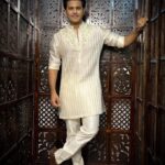 Neil Bhatt Instagram - ✨ Styled by - @purvabansal5 Outfit by - @studiobagechaa X @_vaishnavii.3011 #neilbhatt #iftaarparty #look #babasiddiqui #zeeshansiddique #traditional