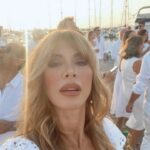 Neslihan Yeldan Instagram - 1 dakikada dün geceki beyaz düğün.Ensesinde K.Atatürk dövmesi olan güzel arkadaşım, gelin benim ama tek beyaz giyen ben olmasam da olur diyerek hepimize beyaz giydirdi.Ne güzel fikirmiş🤍 Aşkı kutsadığımız, hala var dediğimiz, ne de güzel şey şu birini keyifle sevmek diye iç çektiğimiz gece Aslı ve Cihangir’i bir yastıkta kocamaları için evlendirdik.Çook mutlu olsunlar ❤️❤️ Happily ever after @begonvilae @sailorcico (Kimin aşka ihtiyacı var etiketleyin) @neslihanyeldan 🤪