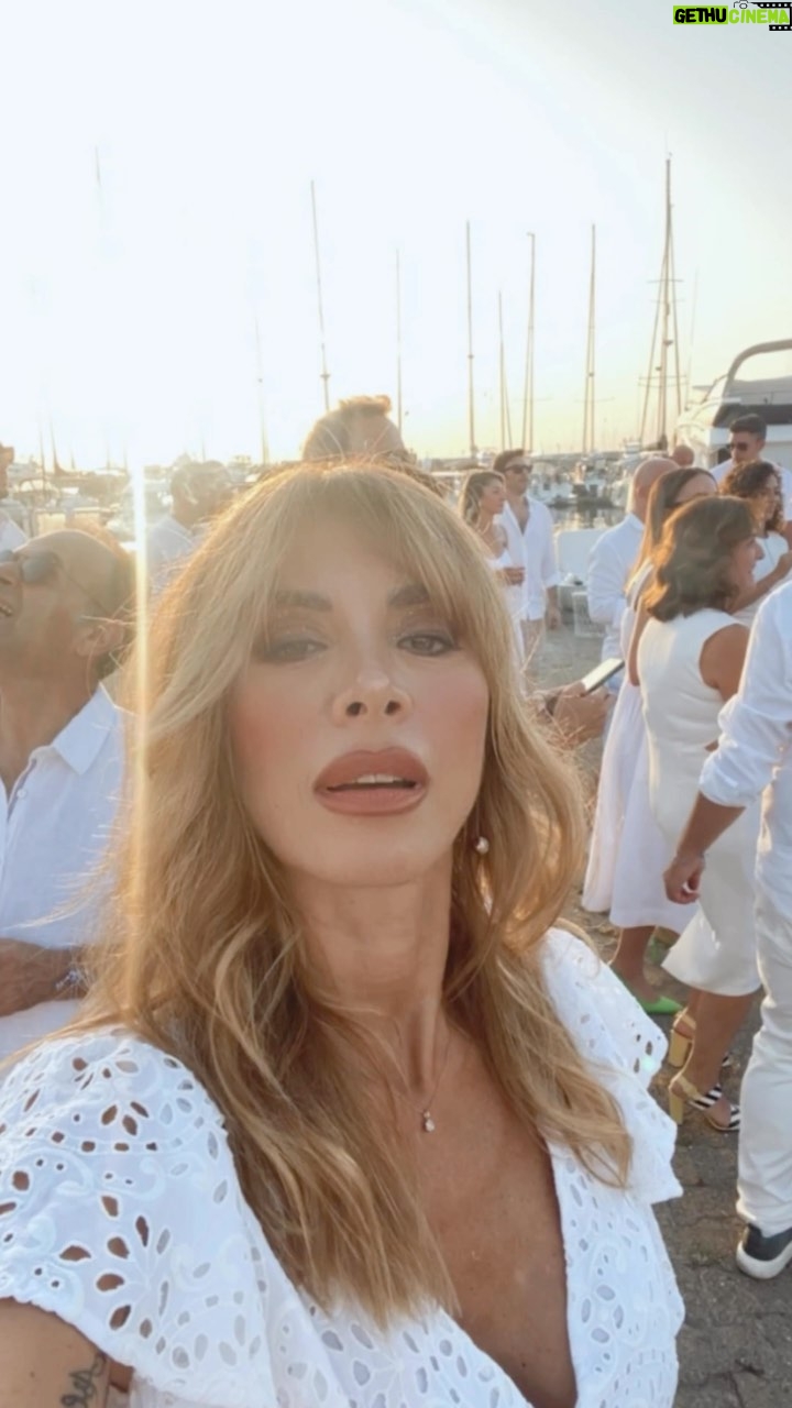 Neslihan Yeldan Instagram - 1 dakikada dün geceki beyaz düğün.Ensesinde K.Atatürk dövmesi olan güzel arkadaşım, gelin benim ama tek beyaz giyen ben olmasam da olur diyerek hepimize beyaz giydirdi.Ne güzel fikirmiş🤍 Aşkı kutsadığımız, hala var dediğimiz, ne de güzel şey şu birini keyifle sevmek diye iç çektiğimiz gece Aslı ve Cihangir’i bir yastıkta kocamaları için evlendirdik.Çook mutlu olsunlar ❤️❤️ Happily ever after @begonvilae @sailorcico (Kimin aşka ihtiyacı var etiketleyin) @neslihanyeldan 🤪