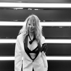 Neslihan Yeldan Instagram - Merkür retrosu bitmiştir.
Bitişler iyidir, arkası başlangıçtır.
Dress code:black tie.
@bestylemagazine 
@management.be
📸 @idilsivritepe