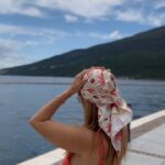 Neslihan Yeldan Instagram - 3 gün boyunca görgüsüzlüğün, para bende terbiyesizliğinin, göçmen ve istilacı probleminin olmadığı, dağlar arasında, huzurlu bir koy iyi geldi.Her yer bedava plaj zaten.Havlusunu alan sahile iniyor.Hayat böyle olmalı işte.Sakin, huzurlu, bağırmadan, ittirmeden. Lovely Portonovi, beautiful Adriatic, amazing Boka bay💛 @portonovi Montenegro❤️
