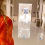 Neslihan Yeldan Instagram - Dubai’de dünyanın farklı yerlerinden gelen şahane uzun metraj, belgesel ve kısa filmlerin yarıştığı bağımsız film festivali @meta.filmfest te BAE den @nujoomalghanem başkanlığındaki jüride İspanya’nın en prestijli, oscar ödüllü yapımcısı Andres Vicente Gomez, ünlü İran’lı oyuncu ve yönetmen Pegah Ahangarani, NewYork Tyler Perry studiolarından @elonjade ve Türkiye’den ben vardık. 60 kadar film arasından titizlikle seçtiğimiz ve ödül alan filmleri lütfen siteyi takip edip izlemeye çalışın. Uluslarası basının izlediği hafta boyunca bol kırmızı halı, röportajlar, basın toplantıları, paneller oldu. Hep tatile gittiğim, dışarısı 35° iken,iç mekanları 10°, Arap Emirlikleri’nin en az (%8 Lokal) vatandaşının yaşadığı, daha çok bir dünya şehri olan, Londra’dan daha pahalı, sonradan yapılmış, belki tarihi yok, ama çok düzenli ve temiz, tıkırtıkır kuralları işleyen, pahalı ve modern şehri Dubai. Çok pahalı olduğunu söylemiş miydim?😅 @nocturne @lugvonsiga @ladiaofficial @allsome_tr #işbirliği değildir.