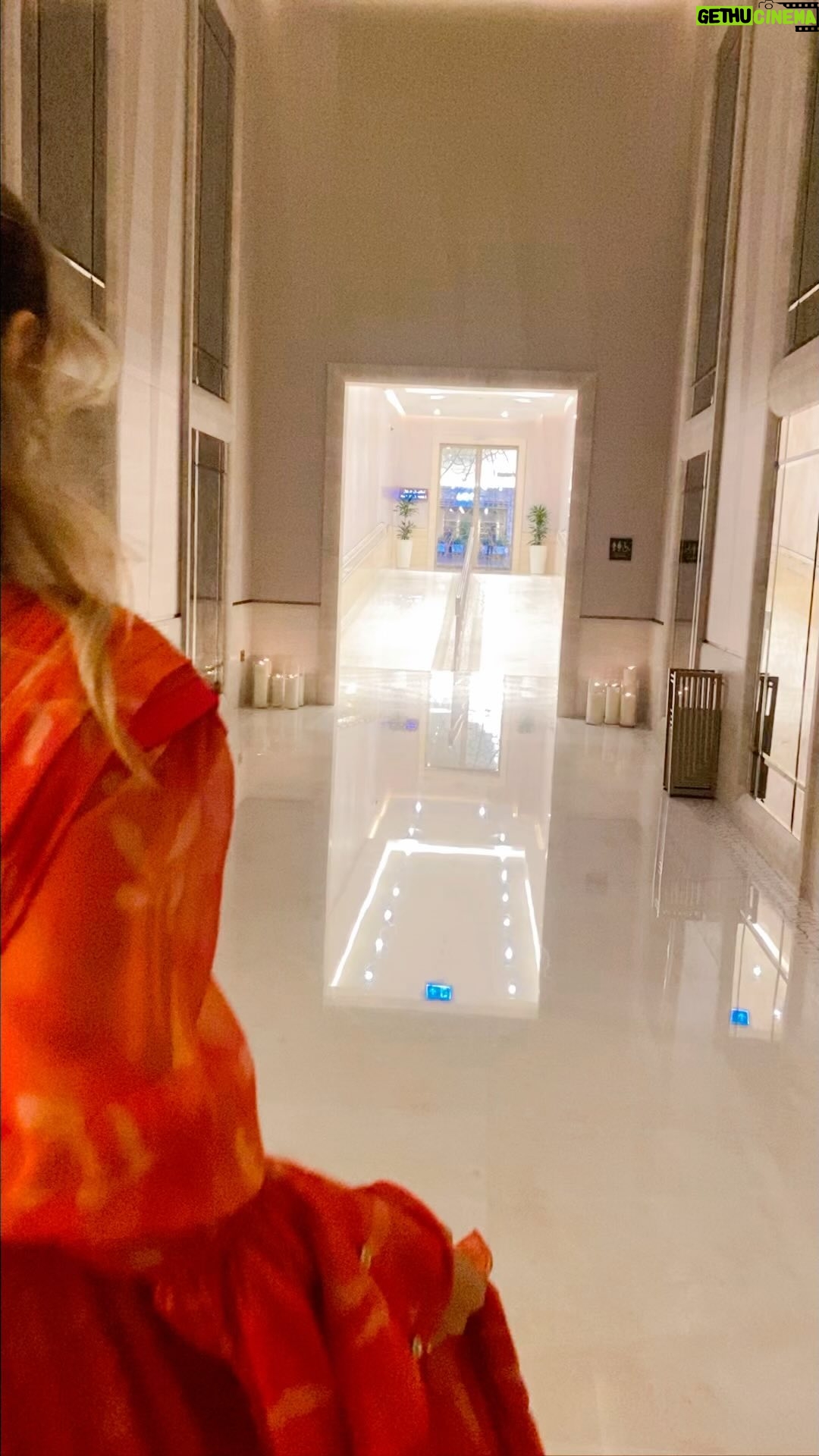 Neslihan Yeldan Instagram - Dubai’de dünyanın farklı yerlerinden gelen şahane uzun metraj, belgesel ve kısa filmlerin yarıştığı bağımsız film festivali @meta.filmfest te BAE den @nujoomalghanem başkanlığındaki jüride İspanya’nın en prestijli, oscar ödüllü yapımcısı Andres Vicente Gomez, ünlü İran’lı oyuncu ve yönetmen Pegah Ahangarani, NewYork Tyler Perry studiolarından @elonjade ve Türkiye’den ben vardık. 60 kadar film arasından titizlikle seçtiğimiz ve ödül alan filmleri lütfen siteyi takip edip izlemeye çalışın. Uluslarası basının izlediği hafta boyunca bol kırmızı halı, röportajlar, basın toplantıları, paneller oldu. Hep tatile gittiğim, dışarısı 35° iken,iç mekanları 10°, Arap Emirlikleri’nin en az (%8 Lokal) vatandaşının yaşadığı, daha çok bir dünya şehri olan, Londra’dan daha pahalı, sonradan yapılmış, belki tarihi yok, ama çok düzenli ve temiz, tıkırtıkır kuralları işleyen, pahalı ve modern şehri Dubai. Çok pahalı olduğunu söylemiş miydim?😅 @nocturne @lugvonsiga @ladiaofficial @allsome_tr #işbirliği değildir.