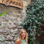 Neslihan Yeldan Instagram - Kotor güzellemesi. Ortaçağdan kalma, bozulmamış old towndan dump. Osmanlının etkisinden dolayı bir sürü ortak kelimemiz var. Örnek: Vişne-vişna Cezve-cezva Yeterince genel kültür verdim sanıyorum. Bir de bana burda Türkiye’den daha ünlüymüşüm gibi davranıldı, bknz fotolar.Baktınız mı? Merci. #montenegroca #kültürwithneslosh #euroyükselinceben ) #loveyoubalkans @portonovi