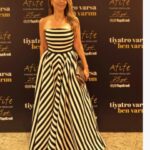 Neslihan Yeldan Instagram - 25.Afife tiyatro ödüllerinden minnoş bir seçki😄 Yine sahnede olmak, yüreğin ağzında, ilk günkü heyecanla oraya çıkmak, elinin ayağının tiremesi zaten hiç değişmeyenler. Sahnede ödül verirken bir cümlemin içinde geçen laik kelimesinin alkış alması ülkenin geldiği noktayı gösteriyor. Ödül alacak olan kadın oyuncudan alkış çalmışım gibi hissettiğim için utandım . Ama konuşmalı.Belki de hepimizin, hala sahip olduğumuz değerlerin altını çizmesi gerekiyor. Çünkü konuşmaması gerekenler fazla konuşuyor😏 Sanatla dopdolu bir ömrünüz olsun🤩 👗 @nihanpeker #reklam
