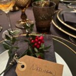 Neslihan Yeldan Instagram - Christmas Eve 1-Sevdim bu fotoğrafımı.Yüzüm topaç ama, yine peyniri fazla kaçırmışım. 2-Terasının önünde doğanın hediyesi dev çam ağacı olan arkadaşlarım var. 3-Koca koca insanlarız cık cık cık:) 4-Tam bir dostlarla kış gecesi değil de ne. 5-Masaya ilk oturup en son ben kalkarım.Herkes diyetini uygular, ben nanay🙃 6-Gecenin 12 yıldır birbirine aşkla bakan çifti (darısı başımıza) ve herkesin bir kere sırtına aldığı battaniye. 7-Evliliğinde 15-20 yıl sonra dansedip, sarılıp, birbirini öpen insanlar, size bayılıyorum❤️ 8-Bizi de dinledi, arabesk de. 9-Gece bitti, herkes gitti. 10-Ben ve adamım Gregory Porter, gece sonu.Gregory şarkıyı söyleyen, fotoğrafta adam aramayın.
