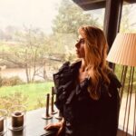 Neslihan Yeldan Instagram - Hala gittiğim her ülkede insanlar bu dizi yüzünden yanıma gelip benimle sohbet etmek istiyor, fotoğraf çektiriyorlar. Hala dünyanın en ucundaki şehirlerden mesajlar geliyor. Hala seyredildiğine göre bir hatırlama postunu haketti.Sen çal kapımı fotoğraflarından hiç yayınlanmamış olanları (tam emin değilim😃)koyuyorum. Beraber çalıştığım bütün arkadaşlarıma selam olsun🥰 Özlendi❤️ #sçk @sencalkapimi