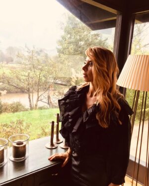 Neslihan Yeldan Instagram - Hala gittiğim her ülkede insanlar bu dizi yüzünden yanıma gelip benimle sohbet etmek istiyor, fotoğraf çektiriyorlar. Hala dünyanın en ucundaki şehirlerden mesajlar geliyor. Hala seyredildiğine göre bir hatırlama postunu haketti.Sen çal kapımı fotoğraflarından hiç yayınlanmamış olanları (tam emin değilim😃)koyuyorum.
Beraber çalıştığım bütün arkadaşlarıma selam olsun🥰
Özlendi❤️
#sçk @sencalkapimi