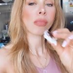 Neslihan Yeldan Instagram - YAZ TATLILARI VOL 3 Evdeki malzemelerle hazırlayacağınız, hem kendinize, hem çocuklara gönül rahatlığıyla yedireceğiniz, sağlıklı bir yiyecek oldu gerçekten.Ve yaratıcılığınıza bağlı, dolapta ne varsa onlarla yapabilirsiniz.Yoğurt en önemli malzememiz, biraz da çikolata.Taze meyve, meyve kurusu, kuruyemiş, ne isterseniz koyabilirsiniz🤍 Un, şeker, yumurta, yağ YOK. Yoğurt dondurması 1 büyük kase yoğurt 2 kaşık bal (ben bal tercih ettim, siz başka bişi kullanabilirsiniz,tatlandırmak şart) 1 kaşık vanilya özütü (şart değil, ama güzel oluyor) Bol badem, ceviz, fındık, ne varsa. Hindistan cevizi (bu da şart değil, sizde ne varsa) Çikolata (bu şart bence:) Yoğurdu yağlı kağıt yaydığınız (çıkarması kolay olsun diye, şart değilmiş:) yayvan bir kaba koyup tatlandırın.Ben bal ve vanilya koydum.Sonra yaban mersinini yoğurtla çekip eflatun şekiller yaptım.Kuruyemiş ekleyin.Hindistan cevizi vardı onu ekledim.Çikolatayı eritip üzerine çizgiler attım.Deepfreezede bir kaç saat kalsın.Çıkarın, kesin, ferah ferah yiyin. (Benim açgözlülüğüm gibi çıkartır çıkartmaz ağzınızı buz yapmayın tabi, azıcık bekleyin yumuşasın😜) Afiyet olsun, kilo olmasın🥰
