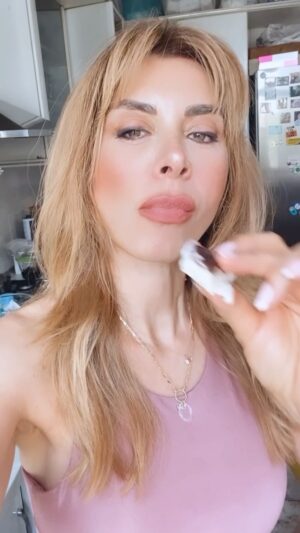 Neslihan Yeldan Instagram - YAZ TATLILARI VOL 3
Evdeki malzemelerle hazırlayacağınız, hem kendinize, hem çocuklara gönül rahatlığıyla yedireceğiniz, sağlıklı bir yiyecek oldu gerçekten.Ve yaratıcılığınıza bağlı, dolapta ne varsa onlarla yapabilirsiniz.Yoğurt en önemli malzememiz, biraz da çikolata.Taze meyve, meyve kurusu, kuruyemiş, ne isterseniz koyabilirsiniz🤍

Un, şeker, yumurta, yağ YOK.

Yoğurt dondurması
1 büyük kase yoğurt
2 kaşık bal (ben bal tercih ettim, siz başka bişi kullanabilirsiniz,tatlandırmak şart)
1 kaşık vanilya özütü (şart değil, ama güzel oluyor)
Bol badem, ceviz, fındık, ne varsa.
Hindistan cevizi (bu da şart değil, sizde ne varsa)
Çikolata (bu şart bence:)

Yoğurdu yağlı kağıt yaydığınız (çıkarması kolay olsun diye, şart değilmiş:) yayvan bir kaba koyup tatlandırın.Ben bal ve vanilya koydum.Sonra yaban mersinini yoğurtla çekip eflatun şekiller yaptım.Kuruyemiş ekleyin.Hindistan cevizi vardı onu ekledim.Çikolatayı eritip üzerine çizgiler attım.Deepfreezede bir kaç saat kalsın.Çıkarın, kesin, ferah ferah yiyin.
(Benim açgözlülüğüm gibi çıkartır çıkartmaz ağzınızı buz yapmayın tabi, azıcık bekleyin yumuşasın😜)

Afiyet olsun, kilo olmasın🥰