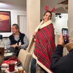 Neslihan Yeldan Instagram - Christmas Eve 1-Sevdim bu fotoğrafımı.Yüzüm topaç ama, yine peyniri fazla kaçırmışım. 2-Terasının önünde doğanın hediyesi dev çam ağacı olan arkadaşlarım var. 3-Koca koca insanlarız cık cık cık:) 4-Tam bir dostlarla kış gecesi değil de ne. 5-Masaya ilk oturup en son ben kalkarım.Herkes diyetini uygular, ben nanay🙃 6-Gecenin 12 yıldır birbirine aşkla bakan çifti (darısı başımıza) ve herkesin bir kere sırtına aldığı battaniye. 7-Evliliğinde 15-20 yıl sonra dansedip, sarılıp, birbirini öpen insanlar, size bayılıyorum❤️ 8-Bizi de dinledi, arabesk de. 9-Gece bitti, herkes gitti. 10-Ben ve adamım Gregory Porter, gece sonu.Gregory şarkıyı söyleyen, fotoğrafta adam aramayın.