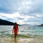 Neslihan Yeldan Instagram - Hava sıcaklığının Montenegro’da 10° düşüp, yağmurun başladığı, fırtına geliyor diye masaların, şemsiyelerin toplandığı anda ben. Yağmur yağınca su ısınır, beni seversen kalbim😂 (Ayrıca evimin dibine kadar gelen Arctic Monkeys konserini kaçırdığım için bu reels onlara gitsin.Napıcaklarsa benim reelsı😆) #minnoşzevklerim #kopyalayapıştır #balıkburcuneslosh @ooportonovi @portonovi 📸 @fsn