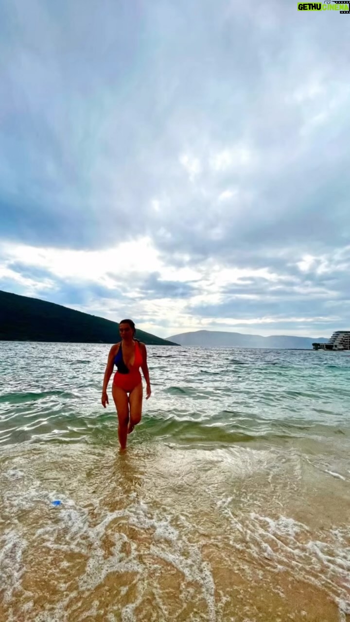 Neslihan Yeldan Instagram - Hava sıcaklığının Montenegro’da 10° düşüp, yağmurun başladığı, fırtına geliyor diye masaların, şemsiyelerin toplandığı anda ben. Yağmur yağınca su ısınır, beni seversen kalbim😂 (Ayrıca evimin dibine kadar gelen Arctic Monkeys konserini kaçırdığım için bu reels onlara gitsin.Napıcaklarsa benim reelsı😆) #minnoşzevklerim #kopyalayapıştır #balıkburcuneslosh @ooportonovi @portonovi 📸 @fsn