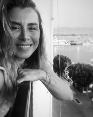 Neslihan Yeldan Instagram - Babaannem 15 yaşımdayken cam güzeli derdi bana.Bilmezdi ki 17 yaşındaki yakışıklı, deri ceketli Orhan’ın sokağın başından Mustang arabasıyla döndüğü anda cama koştuğumu. O egzozun sesini 300 mt öteden bile çok iyi tanıdığımı.

Yer Fethiye’de bir cam.
15 yaşım gibi makyaj yok, saç taranmamış.Aradaki yıpranmışlık payını saymayın😅
Orhan kimbilir nerde?
Zaten eski camlar da bardak oldu🫣

(Orhan eğer kadayıfa dönmüşsen ve bu postu görürsen bana (b)ulaşma.Hala Dave Gahan gibisin anılarımda, rica ederim bozma😬)