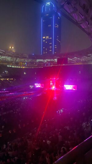 Neslihan Yeldan Instagram - 40 bin insanın İnönü stadyumunda,yıllar sonra bir ağızdan şarkı söyleyip coşması da burada dursun.Çünkü hakettiğimiz budur❤️tüylerimiz diken diken, keyfimiz 2 saatliğine gıcır🥰 bu konser şimdiden tarihe yazıldı bile.Daha coşkulu kutlamalara, hep beraber🤍🤍🤍

Teşekkürler @mvoofficial
Daha çok konser isteriz, tadı damağımızda kaldı @kerkisolfej
♾️♾️♾️♾️♾️♾️

Bir derdim var artık, tutamam içimde
Gitsem nereye kadar, kalsam neye yarar?
Hiç anlatamadım, hiç anlamadılar.

Herkes neden düşman, herkes neden düşman?
Unuttuk hepsini, Nuh'un nefesini
Gelme yanıma, sen başkasın, ben başka.
28 Mayıs 2022