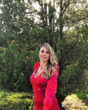 Neslihan Yeldan Instagram - Hala gittiğim her ülkede insanlar bu dizi yüzünden yanıma gelip benimle sohbet etmek istiyor, fotoğraf çektiriyorlar. Hala dünyanın en ucundaki şehirlerden mesajlar geliyor. Hala seyredildiğine göre bir hatırlama postunu haketti.Sen çal kapımı fotoğraflarından hiç yayınlanmamış olanları (tam emin değilim😃)koyuyorum.
Beraber çalıştığım bütün arkadaşlarıma selam olsun🥰
Özlendi❤️
#sçk @sencalkapimi