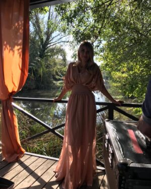 Neslihan Yeldan Instagram - Hala gittiğim her ülkede insanlar bu dizi yüzünden yanıma gelip benimle sohbet etmek istiyor, fotoğraf çektiriyorlar. Hala dünyanın en ucundaki şehirlerden mesajlar geliyor. Hala seyredildiğine göre bir hatırlama postunu haketti.Sen çal kapımı fotoğraflarından hiç yayınlanmamış olanları (tam emin değilim😃)koyuyorum.
Beraber çalıştığım bütün arkadaşlarıma selam olsun🥰
Özlendi❤️
#sçk @sencalkapimi