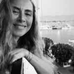 Neslihan Yeldan Instagram - Babaannem 15 yaşımdayken cam güzeli derdi bana.Bilmezdi ki 17 yaşındaki yakışıklı, deri ceketli Orhan’ın sokağın başından Mustang arabasıyla döndüğü anda cama koştuğumu. O egzozun sesini 300 mt öteden bile çok iyi tanıdığımı. Yer Fethiye’de bir cam. 15 yaşım gibi makyaj yok, saç taranmamış.Aradaki yıpranmışlık payını saymayın😅 Orhan kimbilir nerde? Zaten eski camlar da bardak oldu🫣 (Orhan eğer kadayıfa dönmüşsen ve bu postu görürsen bana (b)ulaşma.Hala Dave Gahan gibisin anılarımda, rica ederim bozma😬)