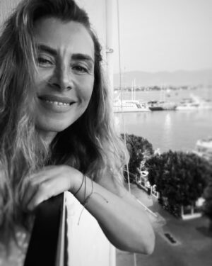 Neslihan Yeldan Instagram - Babaannem 15 yaşımdayken cam güzeli derdi bana.Bilmezdi ki 17 yaşındaki yakışıklı, deri ceketli Orhan’ın sokağın başından Mustang arabasıyla döndüğü anda cama koştuğumu. O egzozun sesini 300 mt öteden bile çok iyi tanıdığımı.

Yer Fethiye’de bir cam.
15 yaşım gibi makyaj yok, saç taranmamış.Aradaki yıpranmışlık payını saymayın😅
Orhan kimbilir nerde?
Zaten eski camlar da bardak oldu🫣

(Orhan eğer kadayıfa dönmüşsen ve bu postu görürsen bana (b)ulaşma.Hala Dave Gahan gibisin anılarımda, rica ederim bozma😬)