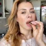 Neslihan Yeldan Instagram - Şekersiz, unsuz, yağsız, yumurtasız tatlardan devam ediyorum.Var mısınız?🥰 YAZ TATLILARI VOL 2 Gofret gibimsi 1 kase yulaf 1 avuç badem 1 kaşık fıstık ezmesi 1 kaşık vanilya özütü 1 adet hurma (sonradan edit: bi tık şekerimsi tat versin derseniz) Yarım kare paket şekersiz çikolata 1 pinçik tuz İlk 4 malzemeyi bıztlatın. Diğer yanda çikolatayı kaynayan suya koyduğunuz başka bir kapta eritin. Bıztlanan malzemeyi (ya böyle tarif verilir mi, verdim artık) bir kaba bastırın.Badem toz olmasın, biraz parçalı kalsın, ağıza kıtır gelsinAz buzdolabında sertleşmesi iyi olur ama benim vaktim yoktu,bekletmedim.Yaptığımı değil, söylediğimi yapın😃 üstüne eritilmiş çikolatayı da sıvayıp tuzu attık mı buzdolabında sertleşmesi için 15-20 dk yeter. Gramları sevmediğimi anlamışsınızdır. Bu tatlının en tat katan tarafı en ucuz, en kolay olan ürün, 1 tutam tuz.Ama yaprak tuz koymaya gayret edin.Aman yoksa da dert değil.Bi pinçik tuz ekleyin lütfen 🦋 afiyet, bal, şeker💃 (Bugün instada filtreler çalışmıyor,yorgun çıkmışım ama ağzımın tadı yerinde🥰)