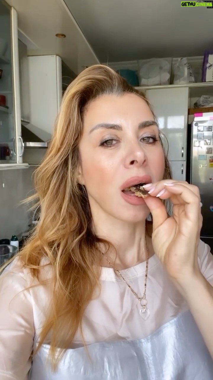 Neslihan Yeldan Instagram - Şekersiz, unsuz, yağsız, yumurtasız tatlardan devam ediyorum.Var mısınız?🥰 YAZ TATLILARI VOL 2 Gofret gibimsi 1 kase yulaf 1 avuç badem 1 kaşık fıstık ezmesi 1 kaşık vanilya özütü 1 adet hurma (sonradan edit: bi tık şekerimsi tat versin derseniz) Yarım kare paket şekersiz çikolata 1 pinçik tuz İlk 4 malzemeyi bıztlatın. Diğer yanda çikolatayı kaynayan suya koyduğunuz başka bir kapta eritin. Bıztlanan malzemeyi (ya böyle tarif verilir mi, verdim artık) bir kaba bastırın.Badem toz olmasın, biraz parçalı kalsın, ağıza kıtır gelsinAz buzdolabında sertleşmesi iyi olur ama benim vaktim yoktu,bekletmedim.Yaptığımı değil, söylediğimi yapın😃 üstüne eritilmiş çikolatayı da sıvayıp tuzu attık mı buzdolabında sertleşmesi için 15-20 dk yeter. Gramları sevmediğimi anlamışsınızdır. Bu tatlının en tat katan tarafı en ucuz, en kolay olan ürün, 1 tutam tuz.Ama yaprak tuz koymaya gayret edin.Aman yoksa da dert değil.Bi pinçik tuz ekleyin lütfen 🦋 afiyet, bal, şeker💃 (Bugün instada filtreler çalışmıyor,yorgun çıkmışım ama ağzımın tadı yerinde🥰)