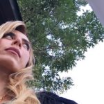 Neslihan Yeldan Instagram - Hala gittiğim her ülkede insanlar bu dizi yüzünden yanıma gelip benimle sohbet etmek istiyor, fotoğraf çektiriyorlar. Hala dünyanın en ucundaki şehirlerden mesajlar geliyor. Hala seyredildiğine göre bir hatırlama postunu haketti.Sen çal kapımı fotoğraflarından hiç yayınlanmamış olanları (tam emin değilim😃)koyuyorum. Beraber çalıştığım bütün arkadaşlarıma selam olsun🥰 Özlendi❤️ #sçk @sencalkapimi