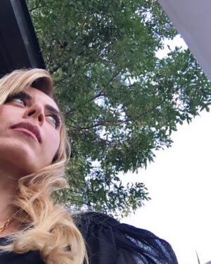 Neslihan Yeldan Instagram - Hala gittiğim her ülkede insanlar bu dizi yüzünden yanıma gelip benimle sohbet etmek istiyor, fotoğraf çektiriyorlar. Hala dünyanın en ucundaki şehirlerden mesajlar geliyor. Hala seyredildiğine göre bir hatırlama postunu haketti.Sen çal kapımı fotoğraflarından hiç yayınlanmamış olanları (tam emin değilim😃)koyuyorum.
Beraber çalıştığım bütün arkadaşlarıma selam olsun🥰
Özlendi❤️
#sçk @sencalkapimi