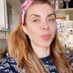Neslihan Yeldan Instagram - Aydın’a geçen hafta yaptığım geziden gelen ganimetleri birleştirince ortaya hafif ve sağlıklı bir salata ya da zeytinyağlı meze çıktı.Aydın’ın dönümlerce enginar tarlalarını ve nefis zeytinyağlarını bu kadar zaman gözden kaçırdığıma üzüldüm. 🌿🌿🌿🌿🌿 Neslosh’un bahar salatası 2 büyük enginar 1 ince demet kuşkonmaz 1 kase bezelye 1 kase iç bakla 1 avuç nane 1 avuç beyaz peynir (sert sarı peynirler de olur, mozzarella ise harika yakışır ama pahalı:) Limon kabuğu, limon suyu, zeytinyağı, tuz. 2-3 pinçik file badem (fındık, ceviz de güzel olur, ama tavada bi döndürüp kıtırlaştırın olur mu?) Sebzeleri dişe gelecek kadar haşladım, enginarı çiğden koydum.Bulamadığınız sebzeyi çıkartıp yerine yemyeşil kabak da koyabilirsiniz.Azcık yeşil elma da hoş olur sanki. Elim bol, 4 kişilik oldu bu yea diyip yarısını yedim😜 Afiyet bal olsun, baharımız bahar olsun🍀🪴🌿🌳