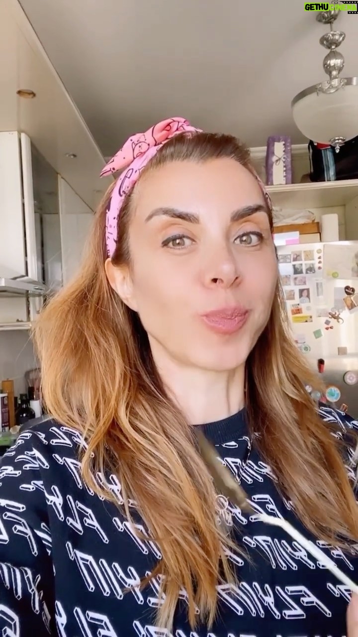 Neslihan Yeldan Instagram - Aydın’a geçen hafta yaptığım geziden gelen ganimetleri birleştirince ortaya hafif ve sağlıklı bir salata ya da zeytinyağlı meze çıktı.Aydın’ın dönümlerce enginar tarlalarını ve nefis zeytinyağlarını bu kadar zaman gözden kaçırdığıma üzüldüm. 🌿🌿🌿🌿🌿 Neslosh’un bahar salatası 2 büyük enginar 1 ince demet kuşkonmaz 1 kase bezelye 1 kase iç bakla 1 avuç nane 1 avuç beyaz peynir (sert sarı peynirler de olur, mozzarella ise harika yakışır ama pahalı:) Limon kabuğu, limon suyu, zeytinyağı, tuz. 2-3 pinçik file badem (fındık, ceviz de güzel olur, ama tavada bi döndürüp kıtırlaştırın olur mu?) Sebzeleri dişe gelecek kadar haşladım, enginarı çiğden koydum.Bulamadığınız sebzeyi çıkartıp yerine yemyeşil kabak da koyabilirsiniz.Azcık yeşil elma da hoş olur sanki. Elim bol, 4 kişilik oldu bu yea diyip yarısını yedim😜 Afiyet bal olsun, baharımız bahar olsun🍀🪴🌿🌳
