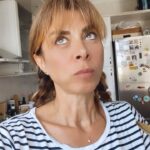 Neslihan Yeldan Instagram - Dutlu pancar 〰️〰️〰️〰️〰️ 2 kişilik (siz ölçüyü kendiniz ayarlayın, pişmediği için sorun yok) 4 kaşık labne 4 kaşık süzme yoğurt 5-6 tane haşlanmış (fırınlanmış daha lezzetli olabilir) orta boy pancar 1 limon kabuğu 1 avuç tavada kavrulmuş ceviz Dut Vişne suyu Pekmez Tuz, biber, zeytinyağı. (Sarımsak da yakışabilir, ben koymadım) 〰️〰️〰️〰️〰️ Lütfen önce pancarları haşlamak ya da fırınamakla işe başlayın, o en uzun süren işlem ,gerisi çok kolay. Dutları biraz vişne suyunda ıslatıyoruz.1 avuç cevizi tavada kavuruyoruz.Çabuk yanar, dikkat.Labne ve yogurdu karıştırıp bir yatak hazırlıyoruz. Limon kabuğu ekliyoruz. Haşlanmış pancarları bu yatağı koyup üzerine dut, ceviz koyuyoruz. Tuz ,biber, sızma zeytinyağ ekleyip yeme de yanında yat diyoruz😋 〰️〰️〰️〰️〰️ Bu şahane tarif için vizyoner şef @sinemle den ilham aldım, azıcık kendi dokunuşumu katarak paylaşmak istedim. Yapınca beni etiketleyin de göreyim❣️ toplaşın da ay lav pancar klübü kuralım 😋