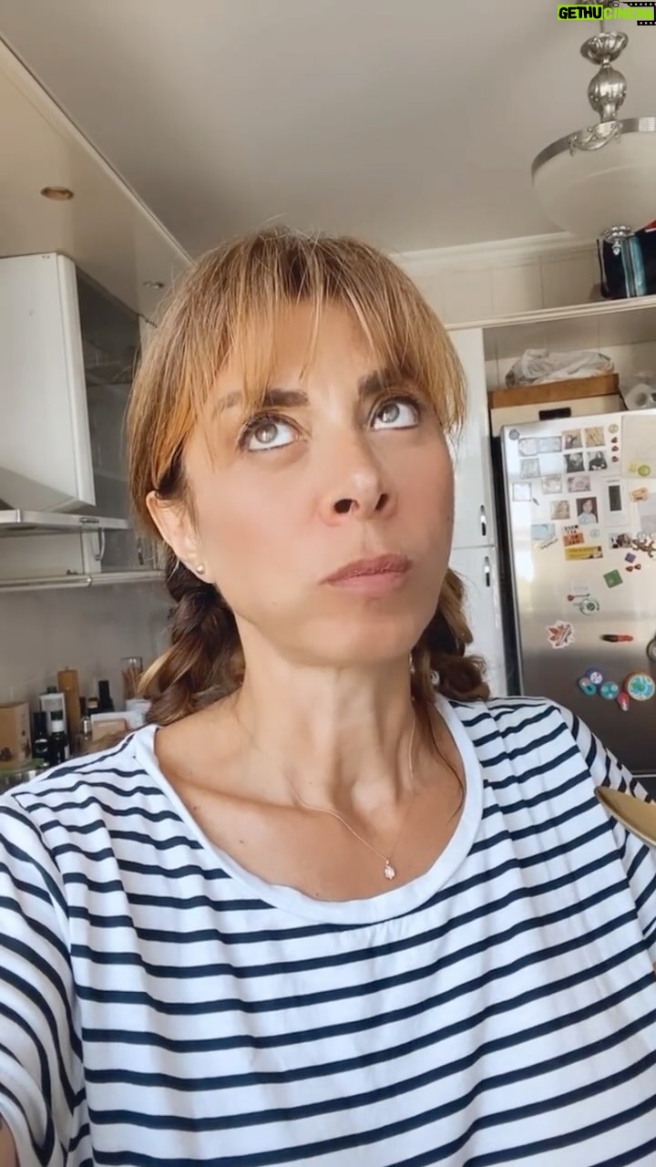 Neslihan Yeldan Instagram - Dutlu pancar 〰️〰️〰️〰️〰️ 2 kişilik (siz ölçüyü kendiniz ayarlayın, pişmediği için sorun yok) 4 kaşık labne 4 kaşık süzme yoğurt 5-6 tane haşlanmış (fırınlanmış daha lezzetli olabilir) orta boy pancar 1 limon kabuğu 1 avuç tavada kavrulmuş ceviz Dut Vişne suyu Pekmez Tuz, biber, zeytinyağı. (Sarımsak da yakışabilir, ben koymadım) 〰️〰️〰️〰️〰️ Lütfen önce pancarları haşlamak ya da fırınamakla işe başlayın, o en uzun süren işlem ,gerisi çok kolay. Dutları biraz vişne suyunda ıslatıyoruz.1 avuç cevizi tavada kavuruyoruz.Çabuk yanar, dikkat.Labne ve yogurdu karıştırıp bir yatak hazırlıyoruz. Limon kabuğu ekliyoruz. Haşlanmış pancarları bu yatağı koyup üzerine dut, ceviz koyuyoruz. Tuz ,biber, sızma zeytinyağ ekleyip yeme de yanında yat diyoruz😋 〰️〰️〰️〰️〰️ Bu şahane tarif için vizyoner şef @sinemle den ilham aldım, azıcık kendi dokunuşumu katarak paylaşmak istedim. Yapınca beni etiketleyin de göreyim❣️ toplaşın da ay lav pancar klübü kuralım 😋