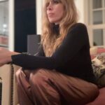 Neslihan Yeldan Instagram - Christmas Eve 1-Sevdim bu fotoğrafımı.Yüzüm topaç ama, yine peyniri fazla kaçırmışım. 2-Terasının önünde doğanın hediyesi dev çam ağacı olan arkadaşlarım var. 3-Koca koca insanlarız cık cık cık:) 4-Tam bir dostlarla kış gecesi değil de ne. 5-Masaya ilk oturup en son ben kalkarım.Herkes diyetini uygular, ben nanay🙃 6-Gecenin 12 yıldır birbirine aşkla bakan çifti (darısı başımıza) ve herkesin bir kere sırtına aldığı battaniye. 7-Evliliğinde 15-20 yıl sonra dansedip, sarılıp, birbirini öpen insanlar, size bayılıyorum❤️ 8-Bizi de dinledi, arabesk de. 9-Gece bitti, herkes gitti. 10-Ben ve adamım Gregory Porter, gece sonu.Gregory şarkıyı söyleyen, fotoğrafta adam aramayın.