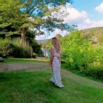 Neslihan Yeldan Instagram - Hala gittiğim her ülkede insanlar bu dizi yüzünden yanıma gelip benimle sohbet etmek istiyor, fotoğraf çektiriyorlar. Hala dünyanın en ucundaki şehirlerden mesajlar geliyor. Hala seyredildiğine göre bir hatırlama postunu haketti.Sen çal kapımı fotoğraflarından hiç yayınlanmamış olanları (tam emin değilim😃)koyuyorum. Beraber çalıştığım bütün arkadaşlarıma selam olsun🥰 Özlendi❤️ #sçk @sencalkapimi