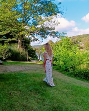 Neslihan Yeldan Instagram - Hala gittiğim her ülkede insanlar bu dizi yüzünden yanıma gelip benimle sohbet etmek istiyor, fotoğraf çektiriyorlar. Hala dünyanın en ucundaki şehirlerden mesajlar geliyor. Hala seyredildiğine göre bir hatırlama postunu haketti.Sen çal kapımı fotoğraflarından hiç yayınlanmamış olanları (tam emin değilim😃)koyuyorum.
Beraber çalıştığım bütün arkadaşlarıma selam olsun🥰
Özlendi❤️
#sçk @sencalkapimi
