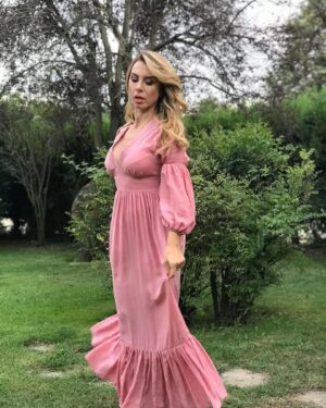 Neslihan Yeldan Instagram - Hala gittiğim her ülkede insanlar bu dizi yüzünden yanıma gelip benimle sohbet etmek istiyor, fotoğraf çektiriyorlar. Hala dünyanın en ucundaki şehirlerden mesajlar geliyor. Hala seyredildiğine göre bir hatırlama postunu haketti.Sen çal kapımı fotoğraflarından hiç yayınlanmamış olanları (tam emin değilim😃)koyuyorum.
Beraber çalıştığım bütün arkadaşlarıma selam olsun🥰
Özlendi❤️
#sçk @sencalkapimi