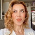 Neslihan Yeldan Instagram - Aa sağlıklı tatlı tarifi koydum aa! Sabah kalkınca hızla hazırlanabilir, akşamdan yapılıp buzdolabına konabilir, benim gibi kahvaltıda yenir, sağlıklı tatlı olarak tüketilir, çocuklara da gönül rahatlığıyla verilir.Şeker yok, un yok, yağ yok. YAZ TATLILARI VOL 1 Çikolatalı pudingimsi (ama sağlıklısı) Yarım kase yulaf Yarım bardak dilediğiniz süt (ben badem-hindistan cevizi karışımı kullandım) 2 adet hurma (tat versin) 1 tatlı kaşığı fıstık ezmesi 1 tatlı kaşığı kakao (Videoda kakao parçacıkları koydum, o tarifte çalışmayınca kakaoyu ekledim) Azıcık vanilya ekledim (şart değil) Bızzt Markette bilindik bir markadan şekersiz çikolata buldum, kaynayan suyun içine koyduğum sıcağa dayanıklı bir kapta 2 dk da erittim, yulaflı karışımın üstüne sıvadım.Zaten buzdolabında 10 dk da üstü dondu.Daha serin bir yeme keyfi için daha uzun da kalabilir.Çitonk diye çikolatasını kırıp sağlıklı bir öğün yeme keyfi, afiyet olsun👌🏻 Bunu donmuş muzla da deneyeceğim, fındık, ceviz de eklenebilir. (Tüm bunları 10 dk da filan yapabilirsiniz.Başladığımda bir kanaldan röportaj yapmak üzere çekim ekibi gelmiş, aşağıda hazırlanıyorlardı, onları bekletmedim bile.Röportaj dediğin karnı tok yapılır😊)
