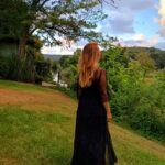 Neslihan Yeldan Instagram - Hala gittiğim her ülkede insanlar bu dizi yüzünden yanıma gelip benimle sohbet etmek istiyor, fotoğraf çektiriyorlar. Hala dünyanın en ucundaki şehirlerden mesajlar geliyor. Hala seyredildiğine göre bir hatırlama postunu haketti.Sen çal kapımı fotoğraflarından hiç yayınlanmamış olanları (tam emin değilim😃)koyuyorum. Beraber çalıştığım bütün arkadaşlarıma selam olsun🥰 Özlendi❤️ #sçk @sencalkapimi