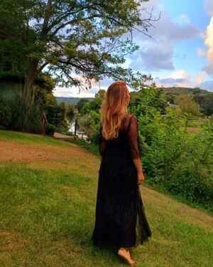 Neslihan Yeldan Instagram - Hala gittiğim her ülkede insanlar bu dizi yüzünden yanıma gelip benimle sohbet etmek istiyor, fotoğraf çektiriyorlar. Hala dünyanın en ucundaki şehirlerden mesajlar geliyor. Hala seyredildiğine göre bir hatırlama postunu haketti.Sen çal kapımı fotoğraflarından hiç yayınlanmamış olanları (tam emin değilim😃)koyuyorum.
Beraber çalıştığım bütün arkadaşlarıma selam olsun🥰
Özlendi❤️
#sçk @sencalkapimi