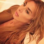 Neslihan Yeldan Instagram - Şimdi bu “lady in red” olsaydı beğenirdiniz ama “lady in camel”? Ben bu kadını bir dizide filan kullanayım dur. 1-eski rockerlardan kim kaldı? Rock barlarda çay içtiğim çoktur o yüzden ben deel:) 2-sol profil mi, sağ mı, yıllardır cevaplayamadığım, çok da önemi olmayan soru. 3-bu duruş her zaman daha uzun ve sanki 4 kg fazlanız yokmuş gibi gösterir ki var. 4-biraz da bu profil. 5-saçımın boyu mantoya sıkıştı.Çünkü markamın yeni çıkan şampuan ve kremiyle deli gibi beslenip uzuyor @nesbeautybynesyeldan (araya reklam aldım) 6-Londra’da çocuk okutan ben poundun son halini görünce. 7-saçlarını dağıtırsın, rüzgarlara bırakırsın, beni sevmeyen ölmesin, saygıda kusur etmeyelim yeter. 8-bu renk filtresiyle uzak doğulu olmuşum, sarıyı abartmışım ama photoshop yok bizim tükkanda rabbime şükür.