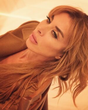 Neslihan Yeldan Instagram - Şimdi bu “lady in red” olsaydı beğenirdiniz ama “lady in camel”? 
Ben bu kadını bir dizide filan kullanayım dur.

1-eski rockerlardan kim kaldı? Rock barlarda çay içtiğim çoktur o yüzden ben deel:)

2-sol profil mi, sağ mı, yıllardır cevaplayamadığım, çok da önemi olmayan soru.

3-bu duruş her zaman daha uzun ve sanki 4 kg fazlanız yokmuş gibi gösterir ki var.

4-biraz da bu profil.

5-saçımın boyu mantoya sıkıştı.Çünkü markamın yeni çıkan şampuan ve kremiyle deli gibi beslenip uzuyor @nesbeautybynesyeldan (araya reklam aldım)

6-Londra’da çocuk okutan ben poundun son halini görünce.

7-saçlarını dağıtırsın, rüzgarlara bırakırsın, beni sevmeyen ölmesin, saygıda kusur etmeyelim yeter.

8-bu renk filtresiyle uzak doğulu olmuşum, sarıyı abartmışım ama photoshop yok bizim tükkanda rabbime şükür.
