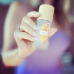 Neslihan Yeldan Instagram - NesBeauty gururla sunar🍊 Bir hayal kurdum, yola çıktım. Kozmetik ürünlere çok meraklı biri olarak insanların bu ihtiyaçlarını artık dünyanın daha fazla kimyasalı, sağlığımızın daha fazla zararlı maddeyi kaldıramıycağını düşünerek , sürdürülebilir, yenilebilir ürünler yapmak üzere yola koyuldum. İlk ürünüm kadın, erkek, gencinden yaşlısına herkese hitap etsin istediğim unisex bir roll on. Mis gibi bodrum mandalinasını şişeye koydum, hem tertemiz bir içerik oldu hem de mis gibi kokuyor.Alüminyum ve hiçbir zararlı madde içermeyen, mandalinanın hem stres giderici hem de huzur veren kokusuyla bütünleşen, yaz kış kullanılabilecek bir roll on çıktı. 🌿🌿🌿🌿🌿🌿 Her ürünüme özen göstererek yolumda devam edeceğime söz veriyorum. 🍊🍊🍊🍊🍊🍊 Dünyayı daha güzel bir yer yapmak elimizde❣️ @thenesyeldan *ürünlerime marka hesabımdaki linkten ya da Trendyol’da NesYeldan butik hesabından ulaşabilirsiniz ❣️ NesBeauty, DOĞAL olarak iyi hissedeceksiniz🪷🪴🍃
