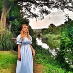 Neslihan Yeldan Instagram - Hala gittiğim her ülkede insanlar bu dizi yüzünden yanıma gelip benimle sohbet etmek istiyor, fotoğraf çektiriyorlar. Hala dünyanın en ucundaki şehirlerden mesajlar geliyor. Hala seyredildiğine göre bir hatırlama postunu haketti.Sen çal kapımı fotoğraflarından hiç yayınlanmamış olanları (tam emin değilim😃)koyuyorum. Beraber çalıştığım bütün arkadaşlarıma selam olsun🥰 Özlendi❤️ #sçk @sencalkapimi