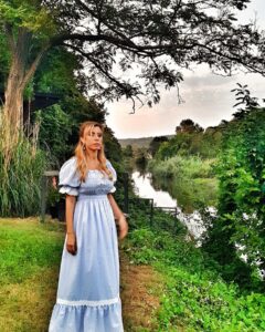 Neslihan Yeldan Instagram - Hala gittiğim her ülkede insanlar bu dizi yüzünden yanıma gelip benimle sohbet etmek istiyor, fotoğraf çektiriyorlar. Hala dünyanın en ucundaki şehirlerden mesajlar geliyor. Hala seyredildiğine göre bir hatırlama postunu haketti.Sen çal kapımı fotoğraflarından hiç yayınlanmamış olanları (tam emin değilim😃)koyuyorum. Beraber çalıştığım bütün arkadaşlarıma selam olsun🥰 Özlendi❤️ #sçk @sencalkapimi
