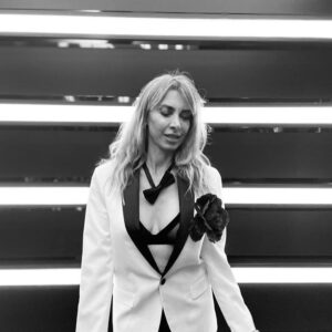 Neslihan Yeldan Instagram - Merkür retrosu bitmiştir.
Bitişler iyidir, arkası başlangıçtır.
Dress code:black tie.
@bestylemagazine 
@management.be
📸 @idilsivritepe