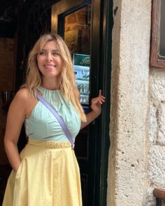Neslihan Yeldan Instagram - Kotor güzellemesi. Ortaçağdan kalma, bozulmamış old towndan dump. Osmanlının etkisinden dolayı bir sürü ortak kelimemiz var. Örnek: Vişne-vişna Cezve-cezva Yeterince genel kültür verdim sanıyorum. Bir de bana burda Türkiye’den daha ünlüymüşüm gibi davranıldı, bknz fotolar.Baktınız mı? Merci. #montenegroca #kültürwithneslosh #euroyükselinceben ) #loveyoubalkans @portonovi